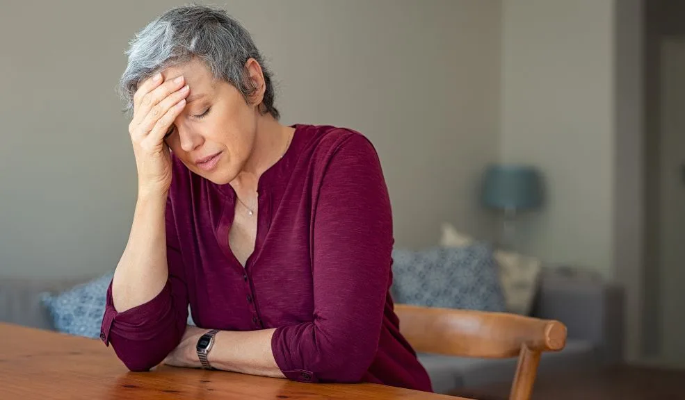 ¿Por qué da acné con la menopausia? 2 ¿Por qué da acné con la menopausia? Aunque el acné se considera tradicionalmente un desafío de la adolescencia, muchas mujeres se sorprenden al enfrentar brotes inflamatorios durante la menopausia.