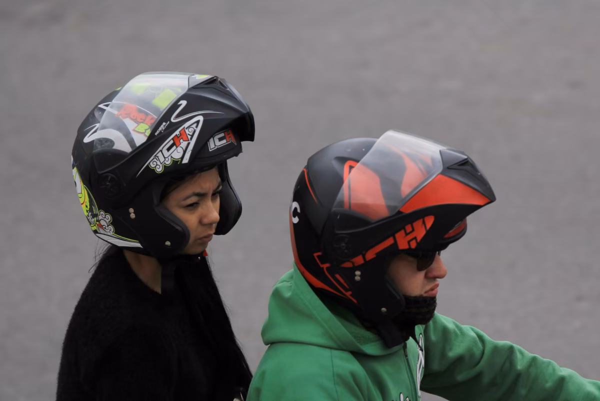 ¡Ojo! Usar cámara en el casco podría costarle multa