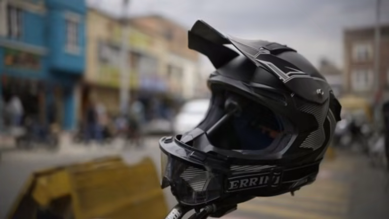¡Ojo! Usar cámara en el casco podría costarle multa