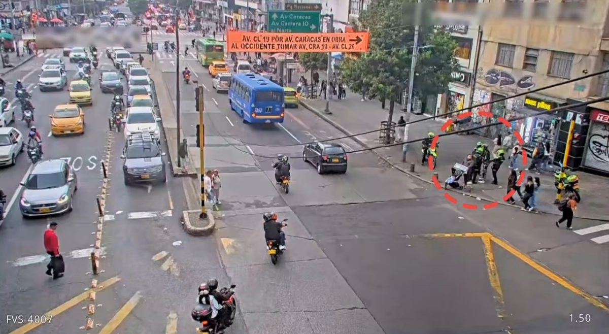 Capturan a hombre buscado por homicidio tras seguimiento con cámaras Un hombre requerido por la justicia bajo el cargo de homicidio fue capturado en el centro de Bogotá tras un seguimiento con cámaras de seguridad.