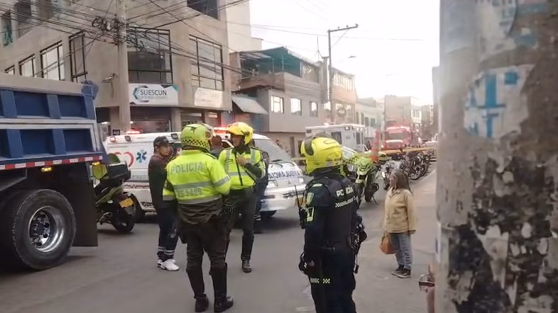 Ciudad Bolívar: una persona murió arrollada por una volqueta 2 Ciudad Bolívar: una persona murió arrollada por una volqueta Un siniestro vial en la localidad de Ciudad Bolívar, cobró la vida de manera instantánea de una persona tras ser embestida por un vehículo de carga pesada.