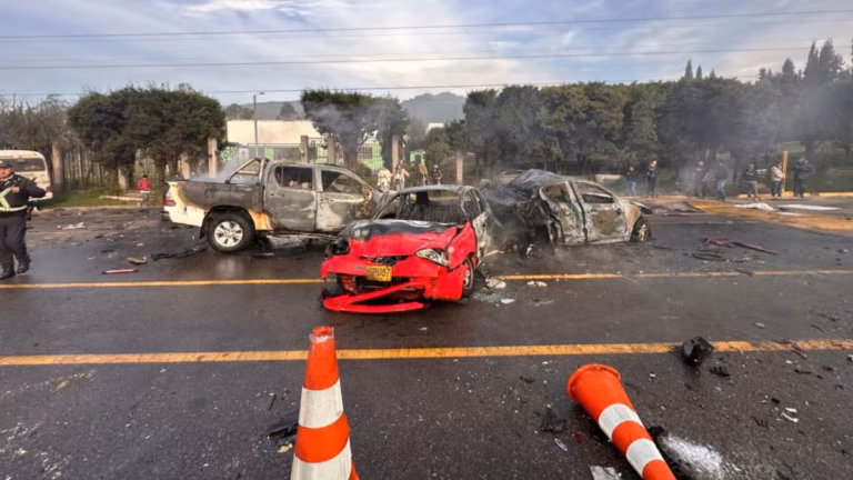 Bomberos atienden accidente vial en Cogua. Foto: Bomberos de Cundinamarca