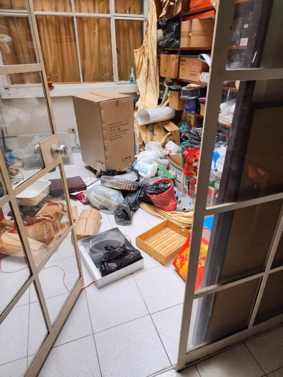 Delincuentes suplantaron funcionarios del Acueducto y robaron una vivienda en Chapinero 3 Delincuentes suplantaron funcionarios del Acueducto y robaron una vivienda en Chapinero Una pareja de 62 y 64 años fue víctima de un un asalto perpetrado en su vivienda en el barrio San Luis, localidad de Chapinero.
