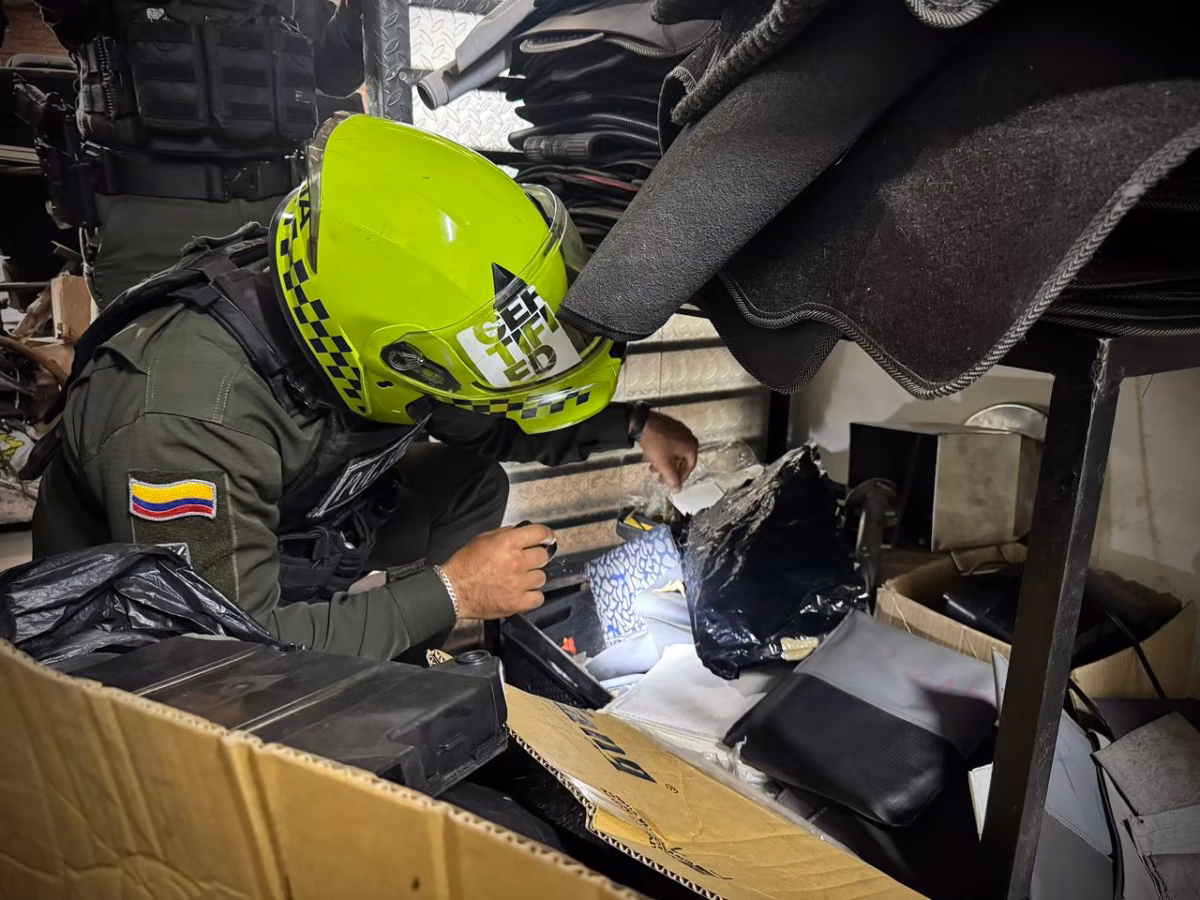 Diez capturados y más de 6.000 dosis de droga incautadas en operativos en Bogotá En una movida relámpago, la Policía intervino puntos críticos como "Cinco Huecos" y el canal de la 6 con 30. Entre los capturados hay una madre y su hijo que se dedicaban a la receptación.