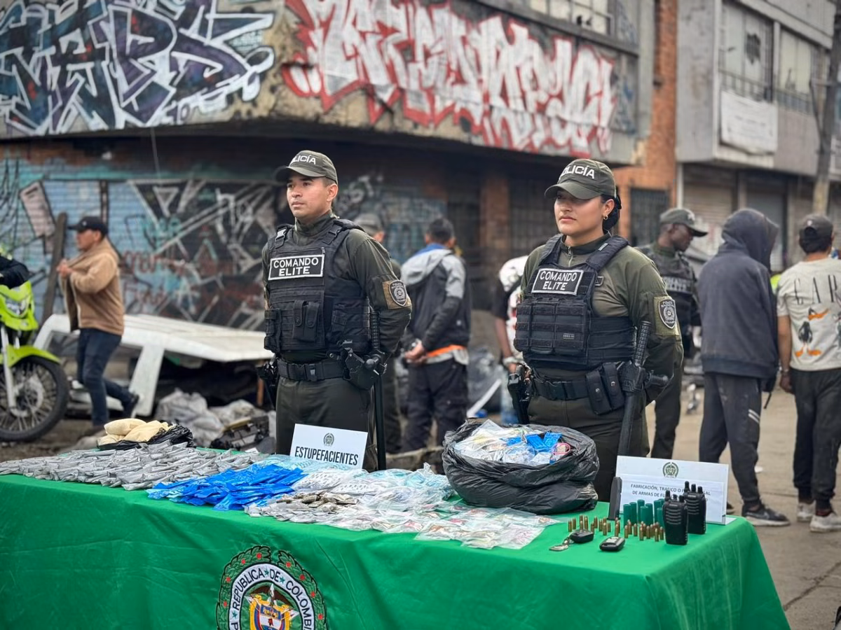 Diez capturados y más de 6.000 dosis de droga incautadas en operativos en Bogotá En una movida relámpago, la Policía intervino puntos críticos como "Cinco Huecos" y el canal de la 6 con 30. Entre los capturados hay una madre y su hijo que se dedicaban a la receptación.