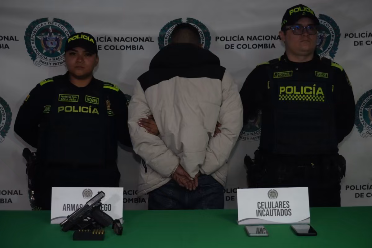 En Barrios Unidos: dos capturados por generar una balacera durante persecución Un operativo de control rutinario en la localidad de Barrios Unidos desencadenó una intensa persecución y un intercambio de disparos que terminó con la captura de dos presuntos delincuentes en el barrio Siete de Agosto.