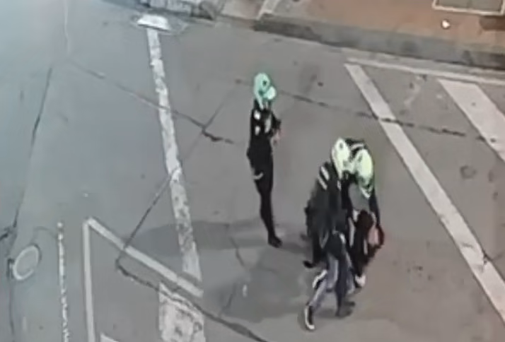 En Barrios Unidos: dos capturados por generar una balacera durante persecución Un operativo de control rutinario en la localidad de Barrios Unidos desencadenó una intensa persecución y un intercambio de disparos que terminó con la captura de dos presuntos delincuentes en el barrio Siete de Agosto.