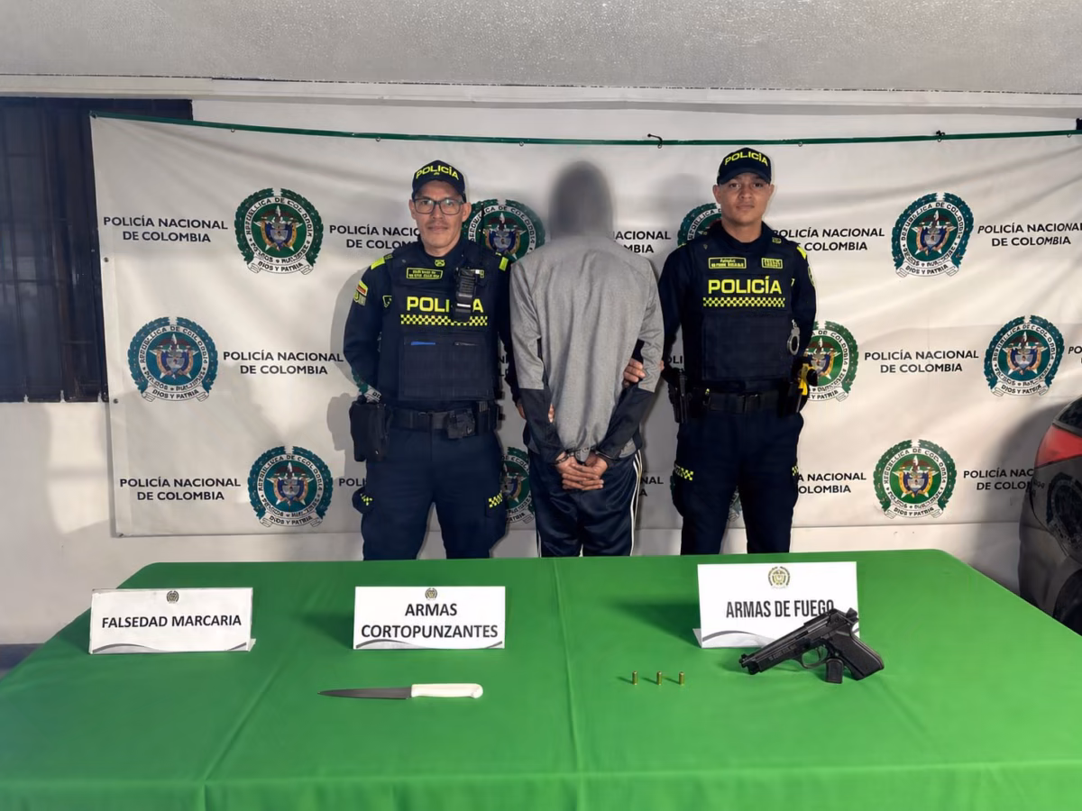 En Barrios Unidos: persecución aérea terminó en la captura de una persona por hurto Un sujeto que se la quería llevar fácil robando un carro en Normandía no contaba con que el 'Halcón' de la Policía le seguía los pasos desde el cielo. Lo atraparon escondido en un caño tras una huida desesperada.