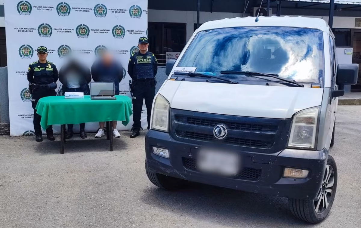 En Fontibón: dos capturados por robar en una vivienda en Santander la Policía Metropolitana de Bogotá logró la captura de dos personas en la localidad de Fontibón por el presunto hurto de equipos tecnológicos de alta gama.