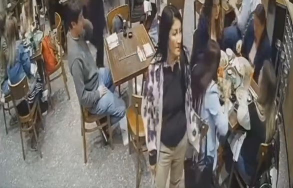 En video: pillaron a mujer robando un bolso en un restaurante Los hechos ocurrieron al interior de un establecimiento comercial, donde una mujer sustrajo el bolso de una ciudadana en meno de un minuto.