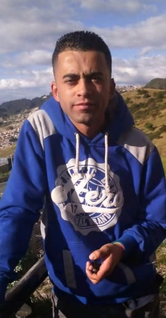 Familia de Óscar, asesinado en Rafael Uribe, exige justicia por su muerte El pasado 13 de febrero, la vida de Óscar Sanabria Torres, un hombre de 36 años dedicado al reciclaje, fue segada en las inmediaciones de la estación de TransMilenio Quiroga. Su familia sigue en búsqueda de justicia.