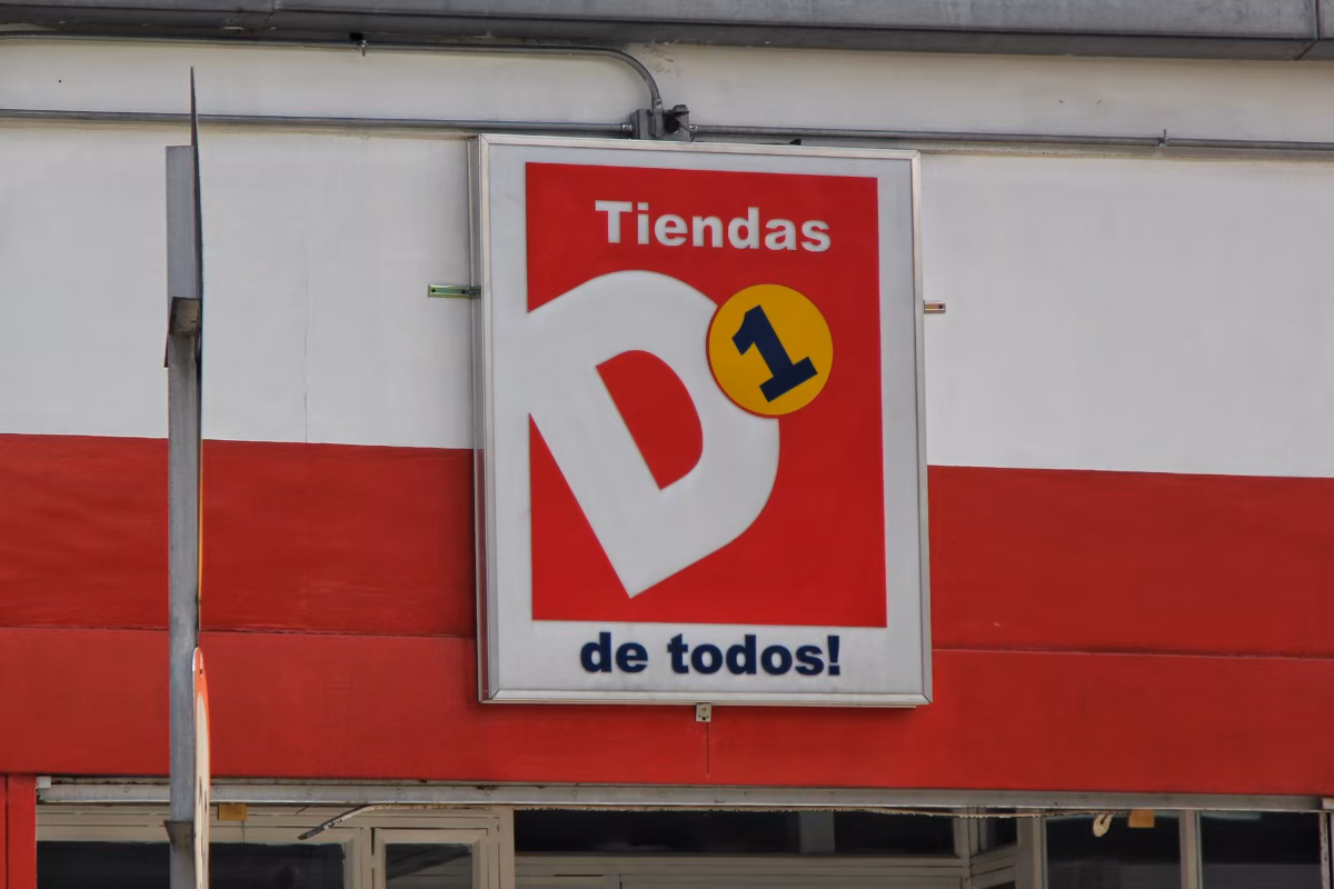 Investigan a D1 por supuestas fallas en su comercio electrónico La Superintendencia de Industria y Comercio (SIC) formalizó un pliego de cargos contra la cadena de comercio D1.