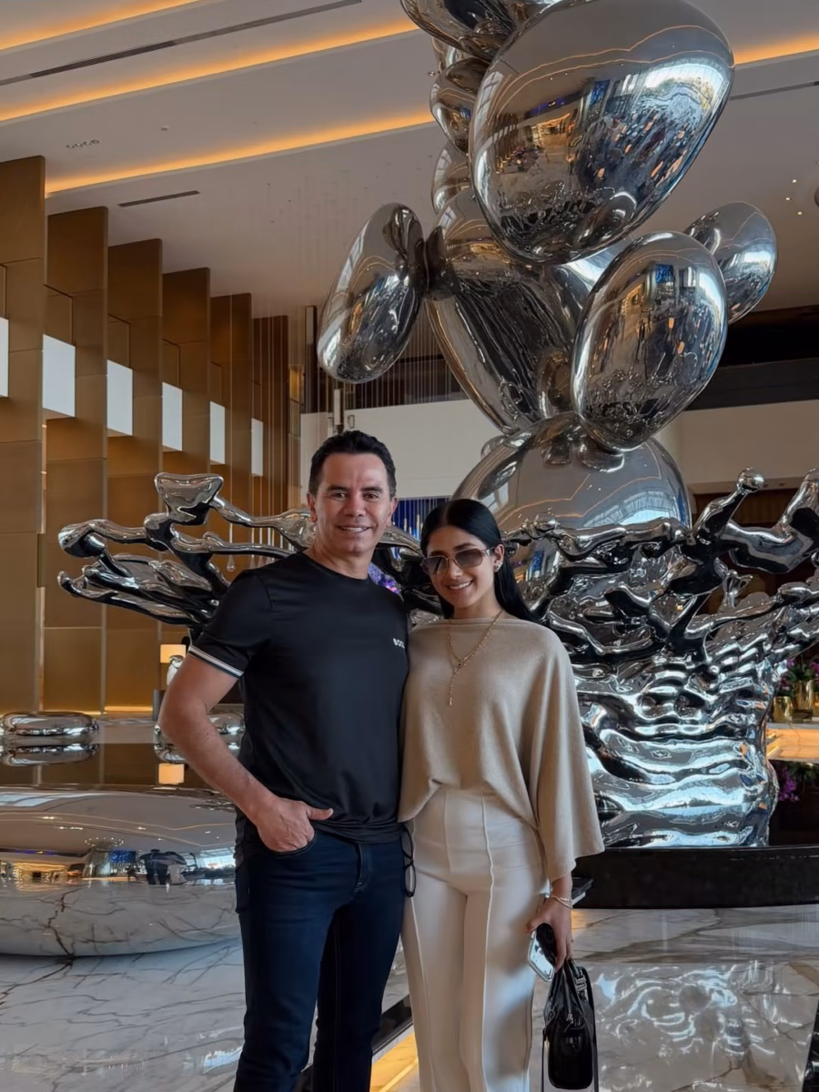 Jhonny Rivera casi se mete en problemas en Dubái por un gesto con su esposa 1 Jhonny Rivera casi se mete en problemas en Dubái por un gesto con su esposa Lo que prometía ser un viaje de ensueño tras su boda el pasado 22 de febrero, se transformó en un desafío legal para el reconocido cantante de música popular Jhonny Rivera y su esposa, Jenny López.
