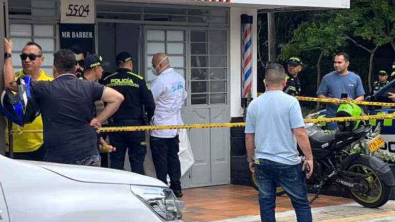 Matan a hombre a bala mientras se cortaba el pelo en barbería