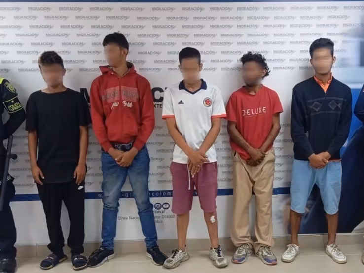 Migración Colombia expulsa a cinco venezolanos por riesgo a la seguridad Migración Colombia hizo efectiva la expulsión de cinco ciudadanos extranjeros desde Bucaramanga hacia la zona de frontera en Norte de Santander.