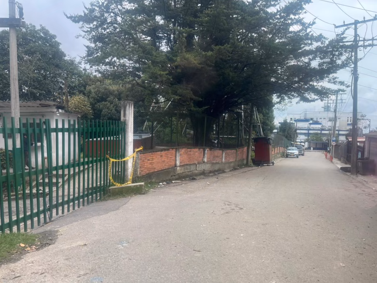 EN VIDEO: así fue la tragedia en pleno rodaje que dejó 3 muertos Una jornada de rodaje de la producción ‘Sin senos sí hay paraíso 4’ terminó en un escenario de luto tras un violento ataque ocurrido este domingo 18 de abril en la localidad de Santa Fe.