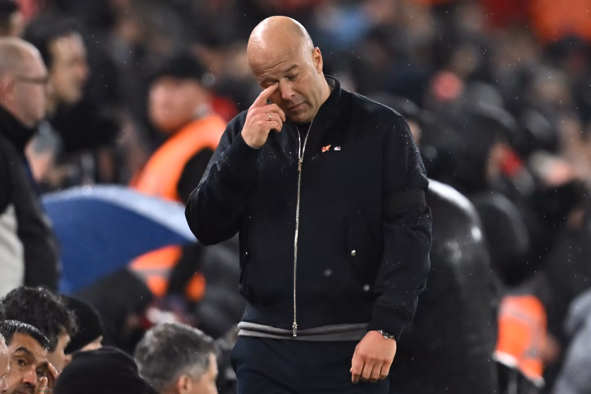 Arne Slot no pudo con el PSG