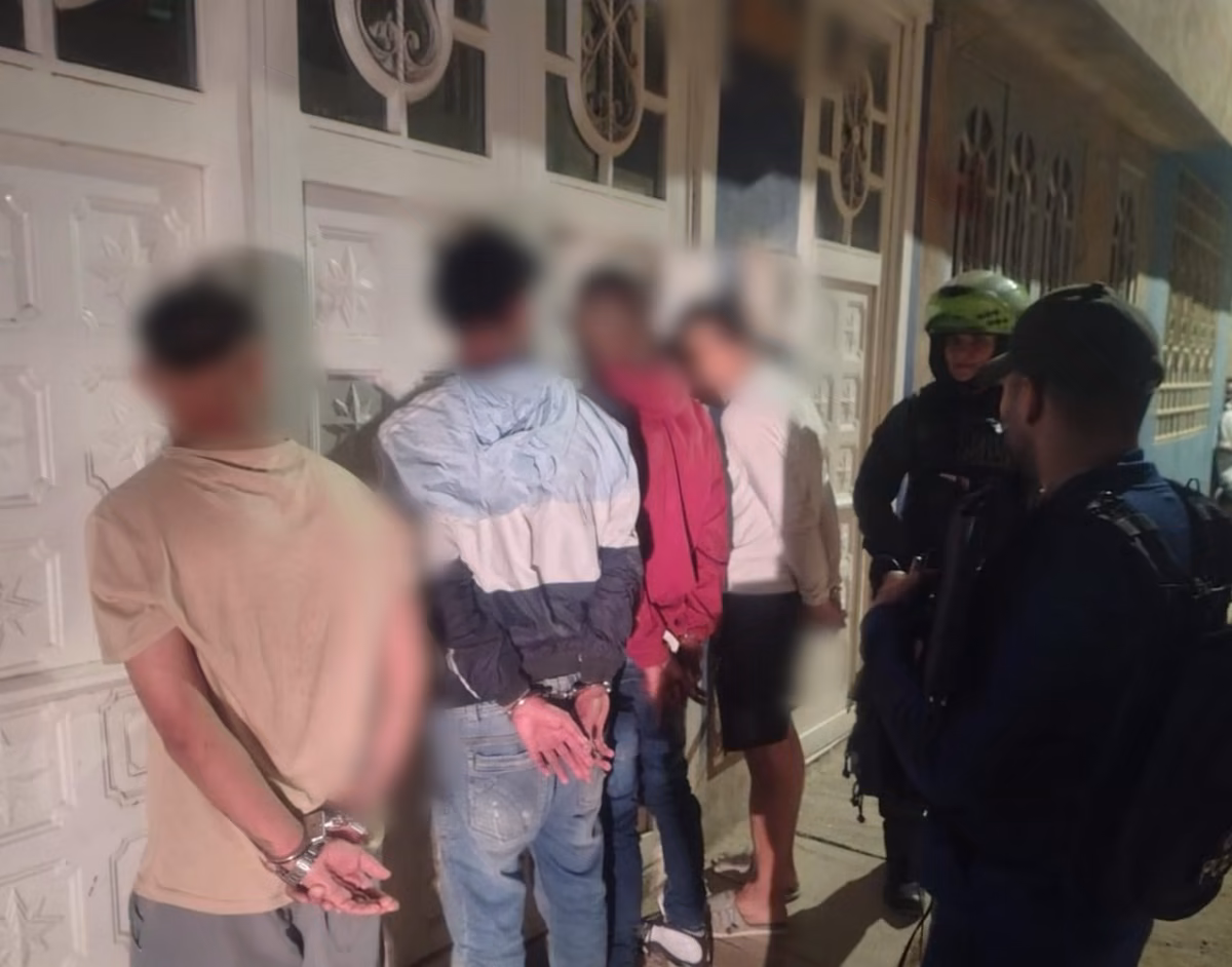 Judicializan a cinco personas por el secuestro extorsivo de conductor de plataforma en Bosa 2 Judicializan a cinco personas por el secuestro extorsivo de conductor de plataforma en Bosa La Fiscalía General de la Nación logró la judicialización de cuatro adultos y un adolescente presuntamente implicados en el violento secuestro extorsivo de un conductor de app en Bosa.