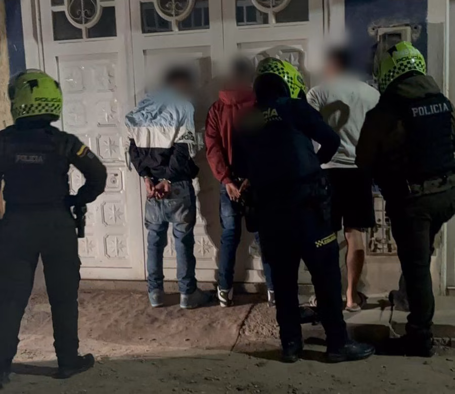 Rescatan en Bosa a un hombre secuestrado por extorsionistas 1 Rescatan en Bosa a un hombre secuestrado por extorsionistas En una operación coordinada por el GAULA, las autoridades lograron la liberación de un conductor de plataforma de transporte que permanecía retenido contra su voluntad en una vivienda de la localidad de Bosa.