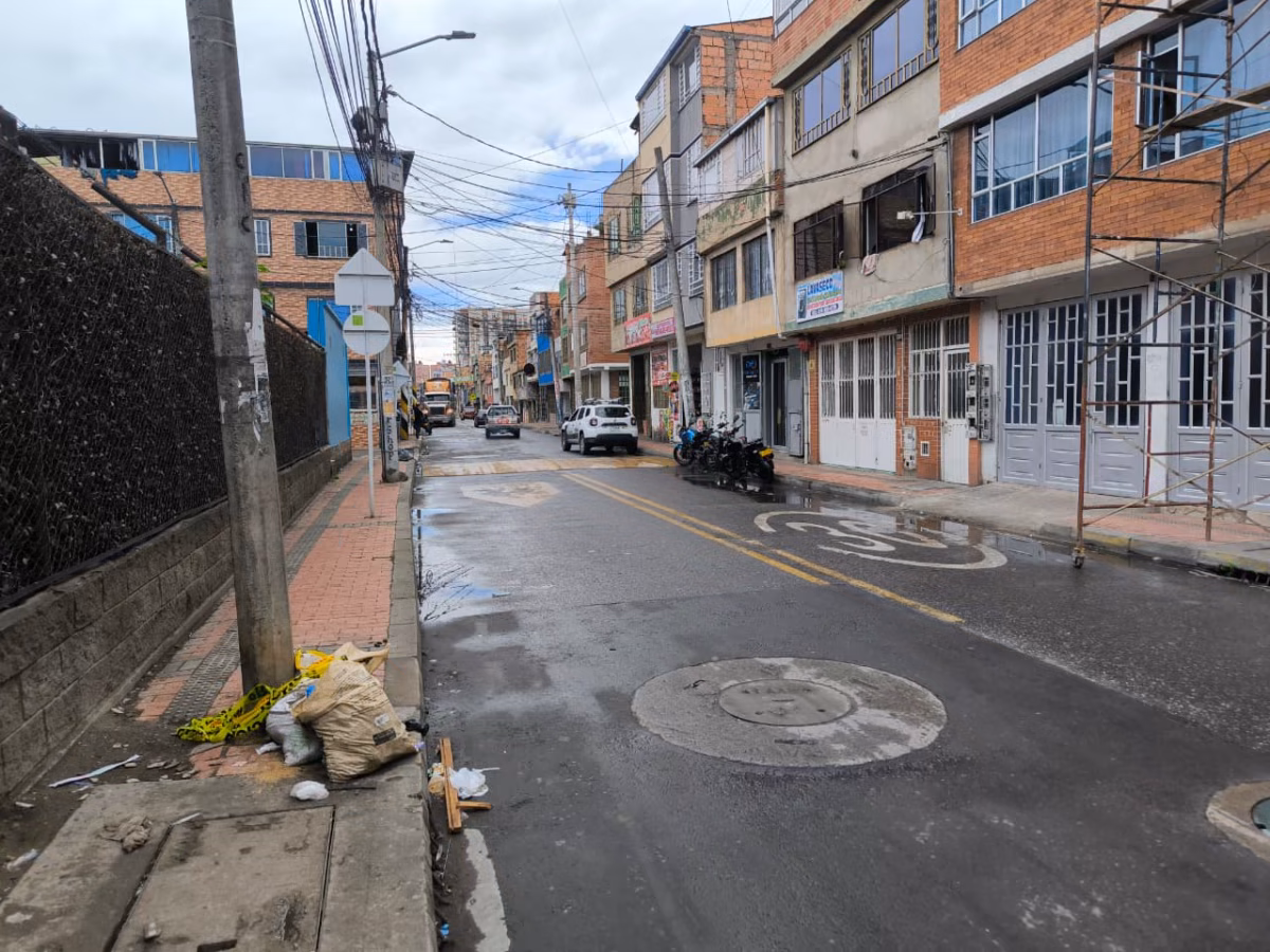 Sicariato en Bosa: un hombre fue asesinado a bala La localidad de Bosa registró un nuevo hecho de sangre, cuando un hombre de aproximadamente 35 años fue ultimado con arma de fuego en plena vía pública.