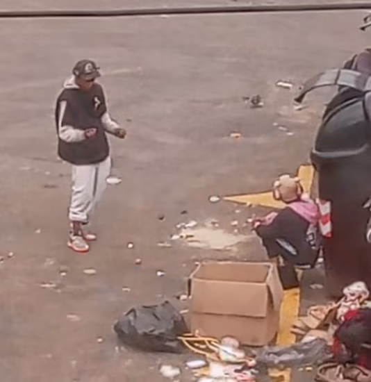 Vecinos del Quiroga denuncian crisis por basuras e inseguridad en contenedores 3 Vecinos del Quiroga denuncian crisis por basuras e inseguridad en contenedores El barrio Quiroga, en la localidad de Rafael Uribe Uribe, enfrenta una problemática social y de salubridad por la gestión de los contenedores de basura.