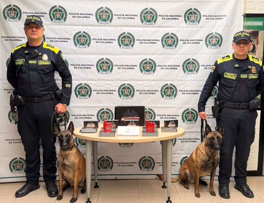 Incautan cocaína oculta en repuestos de motocicleta que iba hacia Australia Las autoridades lograron la incautación de un cargamento de clorhidrato de cocaína que pretendía ser enviado desde Bogotá hacia Australia.