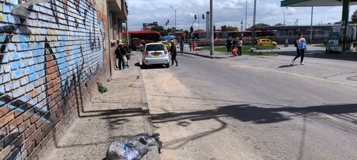 Rafael Uribe: asesinaron a un hombre dentro de un vehículo 1 Rafael Uribe: asesinaron a un hombre dentro de un vehículo El hombre acababa de abordar un vehículo de transporte informal en Rafael Uribe cuando fue interceptado por un sujeto que le disparó de manera directa en la cabeza.