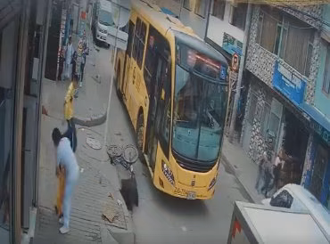 ¡Que tiestazo! Se estrelló con un SITP por robar una bicicleta 2 ¡Que tiestazo! Se estrelló con un SITP por robar una bicicleta Un insólito accidente en medio del tráfico capitalino puso fin al intento de hurto de una bicicleta, en un hecho que quedó registrado por cámaras de seguridad.