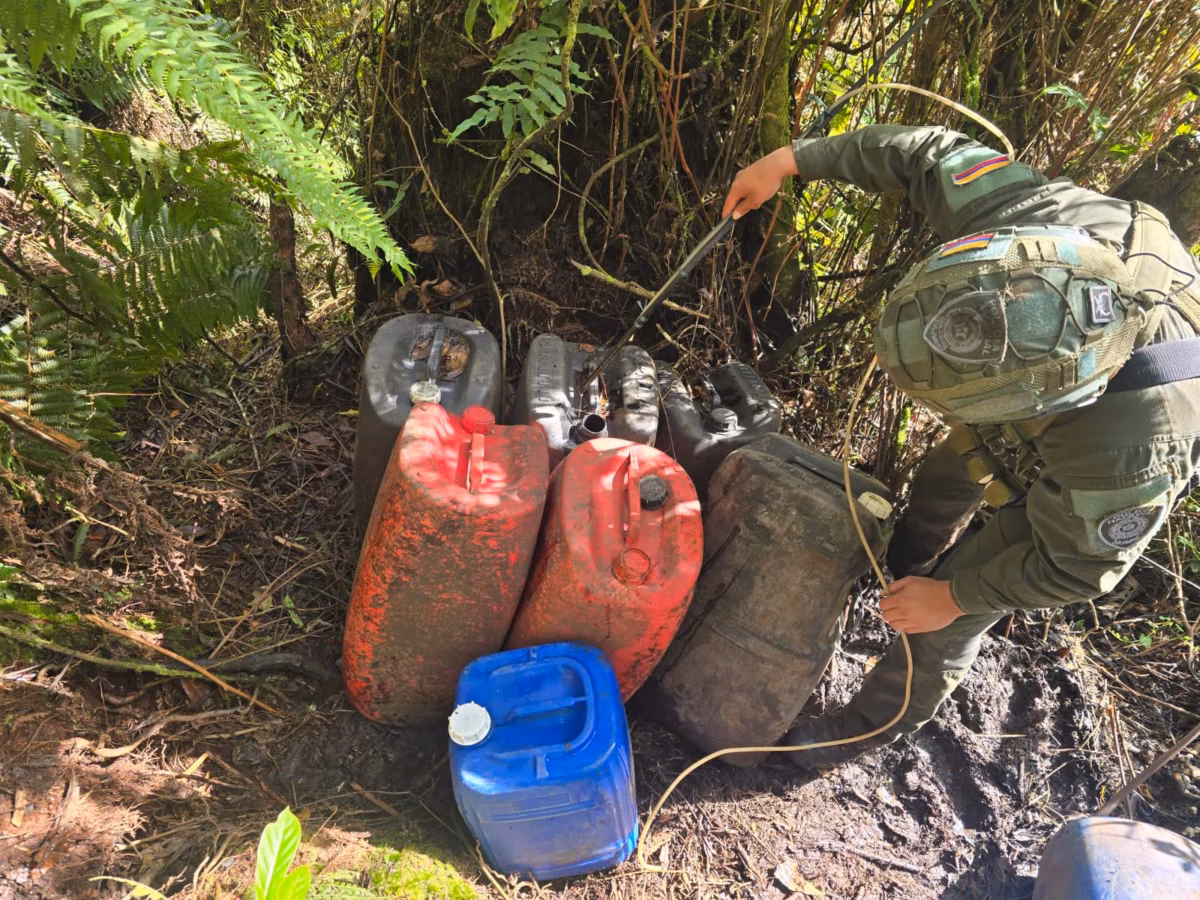 Así desmantelaron un laboratorio de cocaína en Cundinamarca En el marco de la Operación Vulcano, las autoridades lograron la ubicación y destrucción de un complejo clandestino destinado a la producción de clorhidrato de cocaína en Cundinamarca.